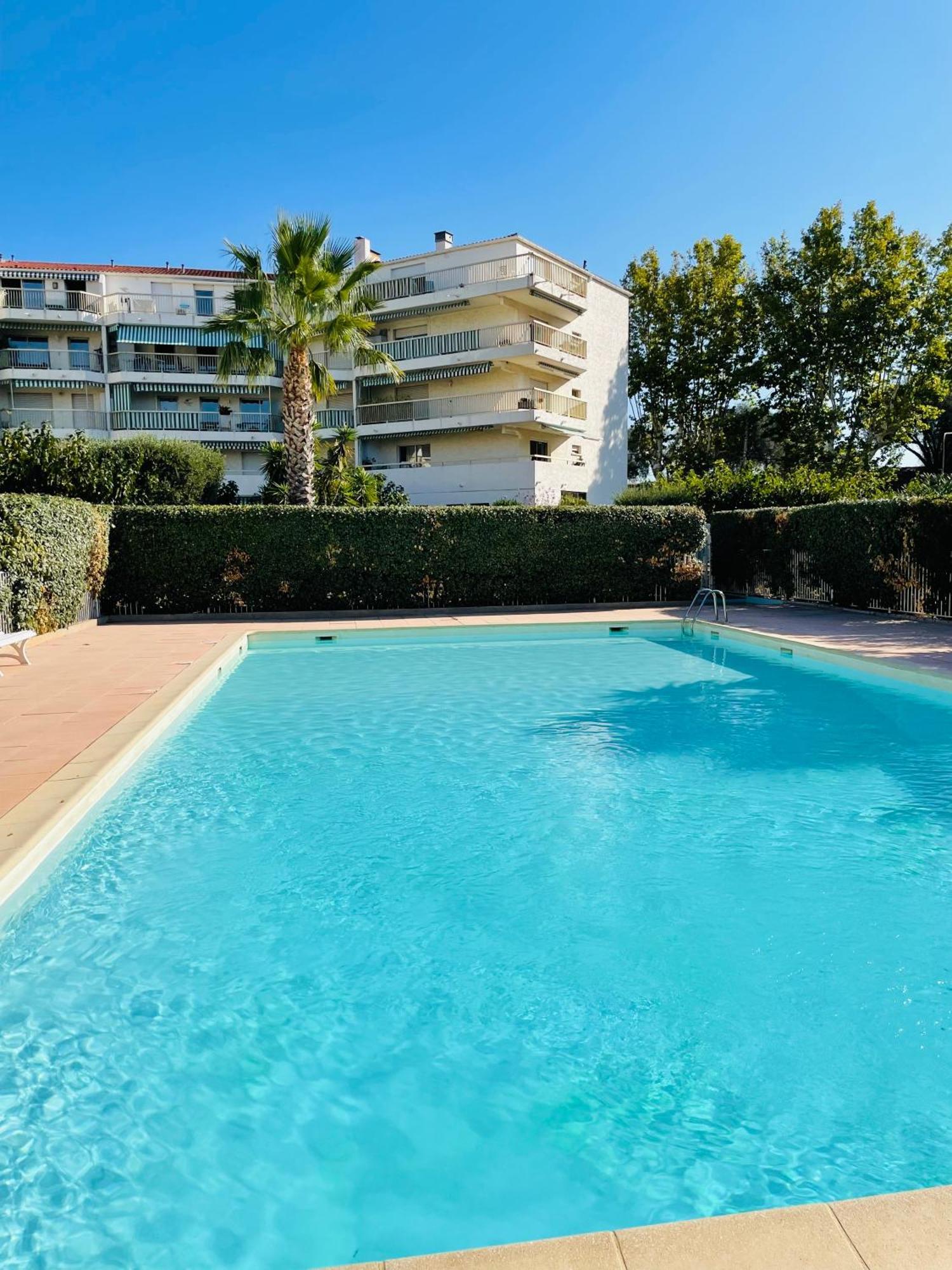 Studio De Standing Climatise, Avec Piscine, Proche De La Mer Фрежюс Экстерьер фото
